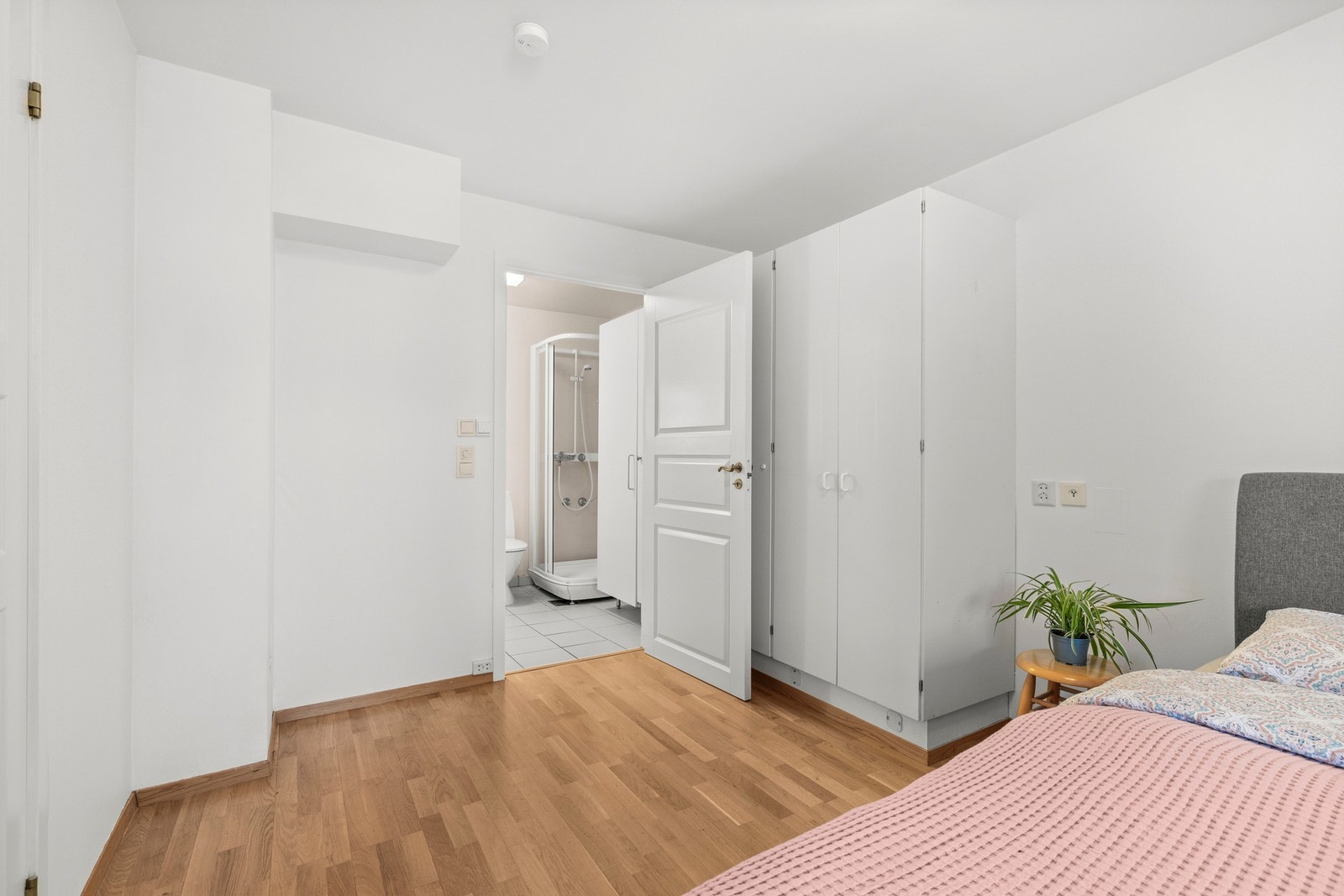 Fra soverommet er det direkte adkomst til badet Galleribilde