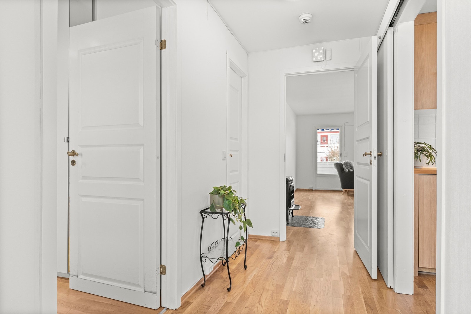 Romslig entré som tar deg videre til leilighetens øvrige rom Galleribilde