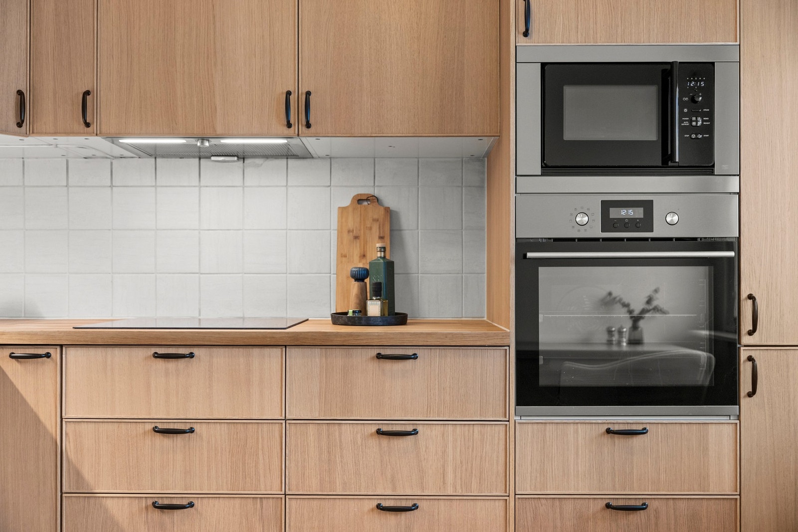 Utstyrt med integrert oppvaskmaskin, induksjonstopp, mikrobølgeovn, stekeovn og kjøle-/fryseskap Galleribilde