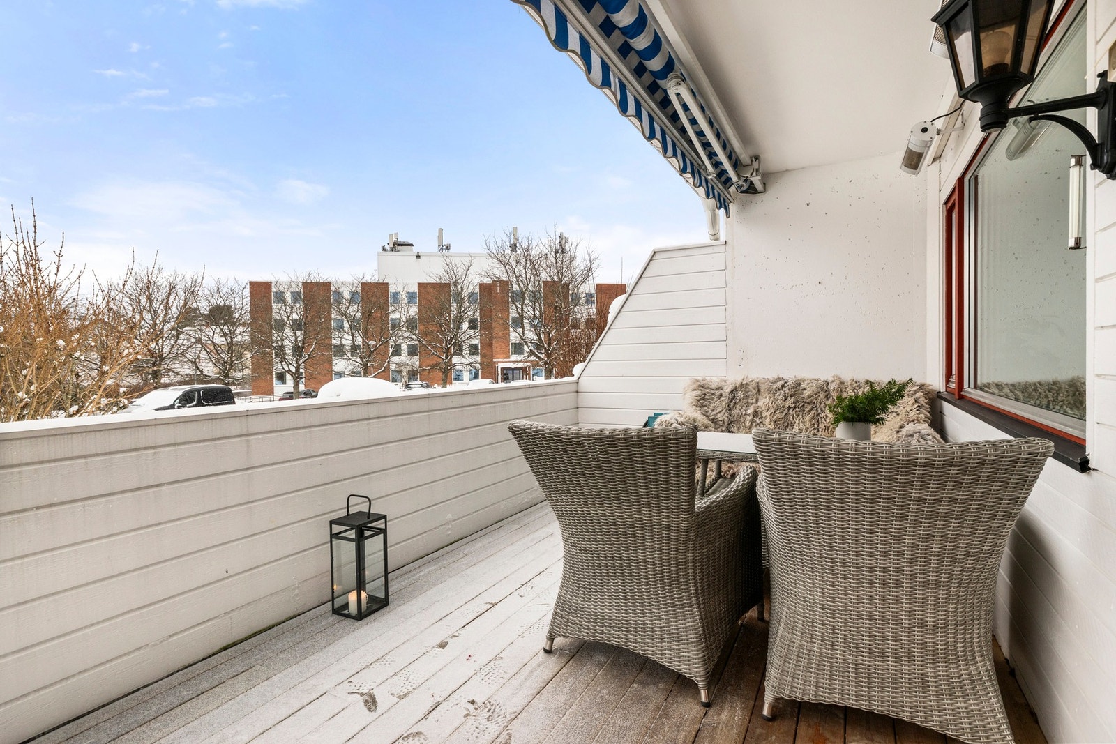 Det er markise, terrassevarmer, strømuttak og utelampe på terrassen Galleribilde