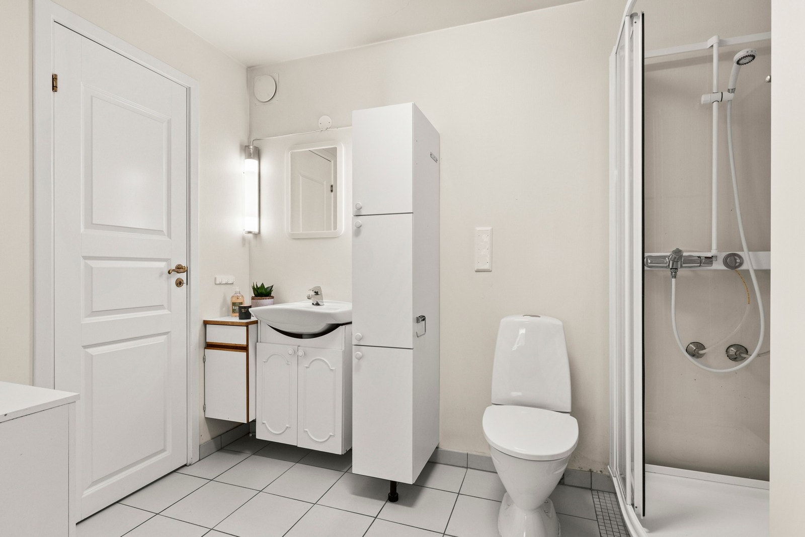 Utstyrt med dusjkabinett, gulvmontert toalett samt opplegg og plass for vaskemaskin Galleribilde