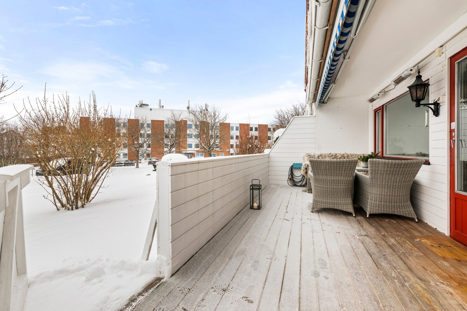 Terrasse på ca. 16 m² med god plass til ønsket møblering og direkte utgang til fellesområde Galleribilde