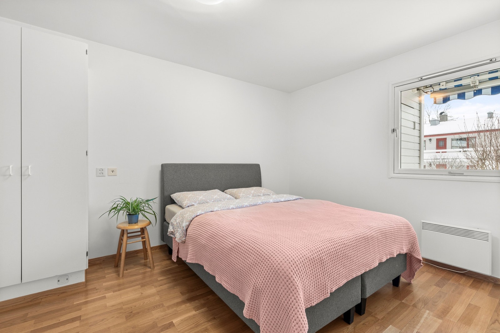 Romslig hovedsoverom med god plass til dobbeltseng og annet møblement Galleribilde