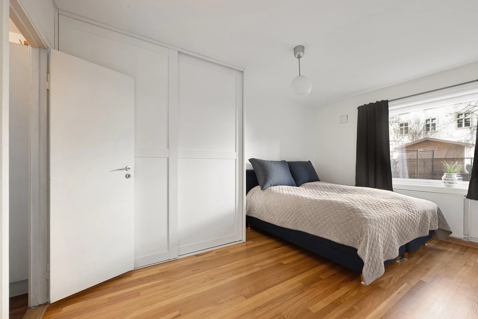 Romslig soverom med god plass til dobbeltseng. Integrert garderobeskap. bod/walk in closet. Galleribilde