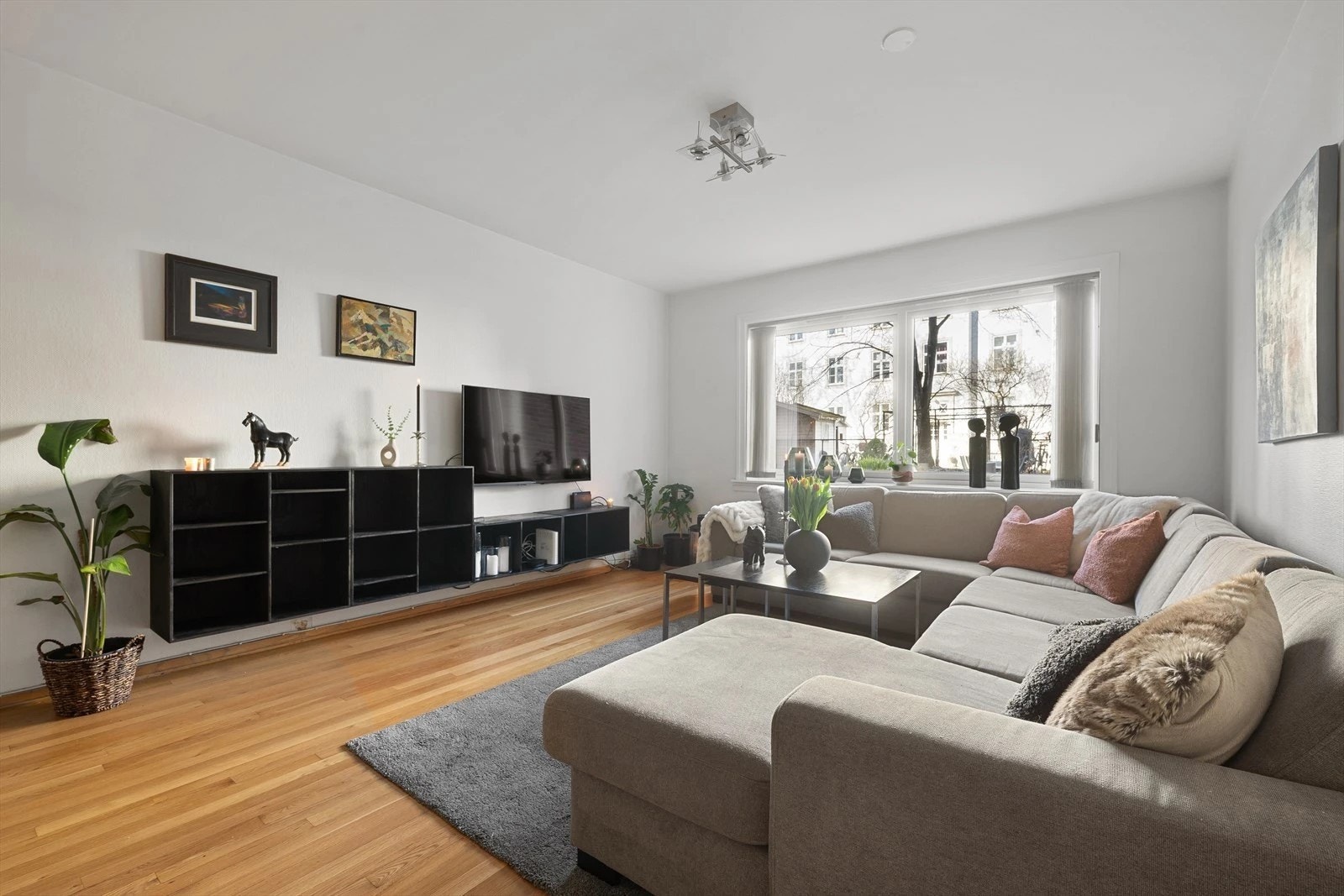 Romslig stue med god plass til sofa og spisebord. Galleribilde