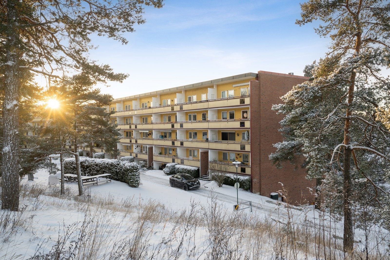 En lys og trivelig 4-roms leilighet med attraktiv beliggenhet i et rolig og veletablert boligområde. Galleribilde