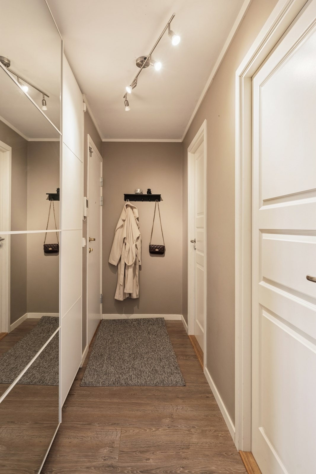 Velkommen inn ønskes av en lys og innbydende entré som gir et godt førsteinntrykk av boligen. Galleribilde