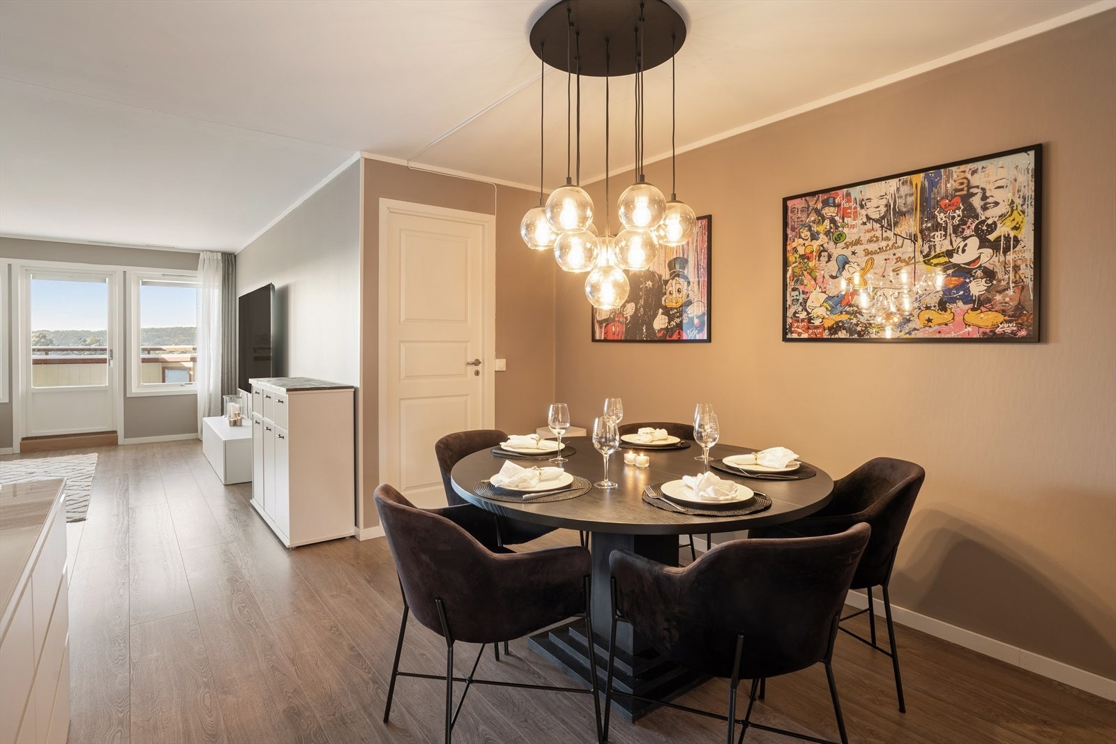 Romslig spiseplass som enkelt tilpasses dine behov. Galleribilde