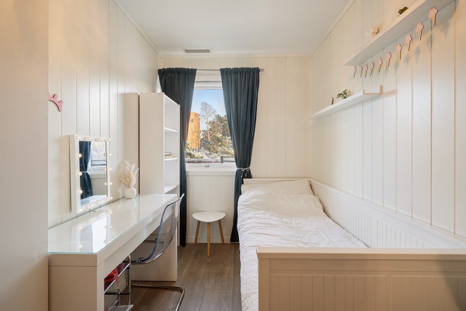 Fra entreen ledes du til soverom 1 og 2. Rommene har plass til enkeltseng og møblement og passer perfekt som barnerom, gjesterom eller kontor. Galleribilde