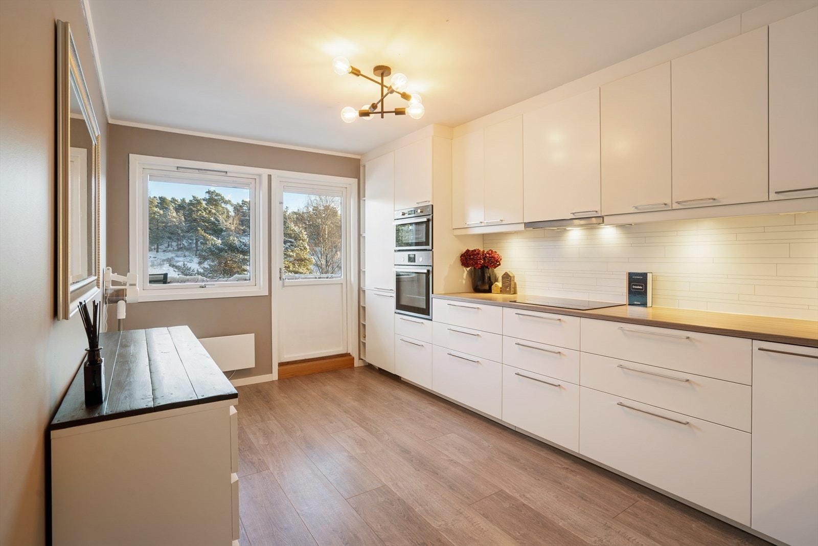 Fra kjøkkenet har du direkte tilgang til en av leilighetens to balkonger. Galleribilde