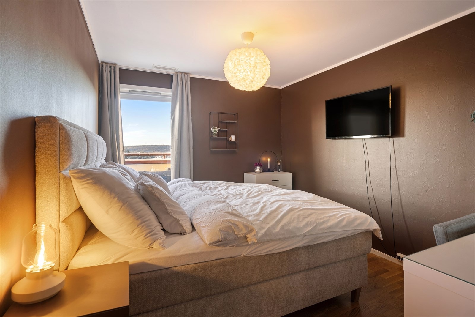 Hovedsoverommet er romslig og gir god plass til dobbeltseng og ønsket møblement. Galleribilde