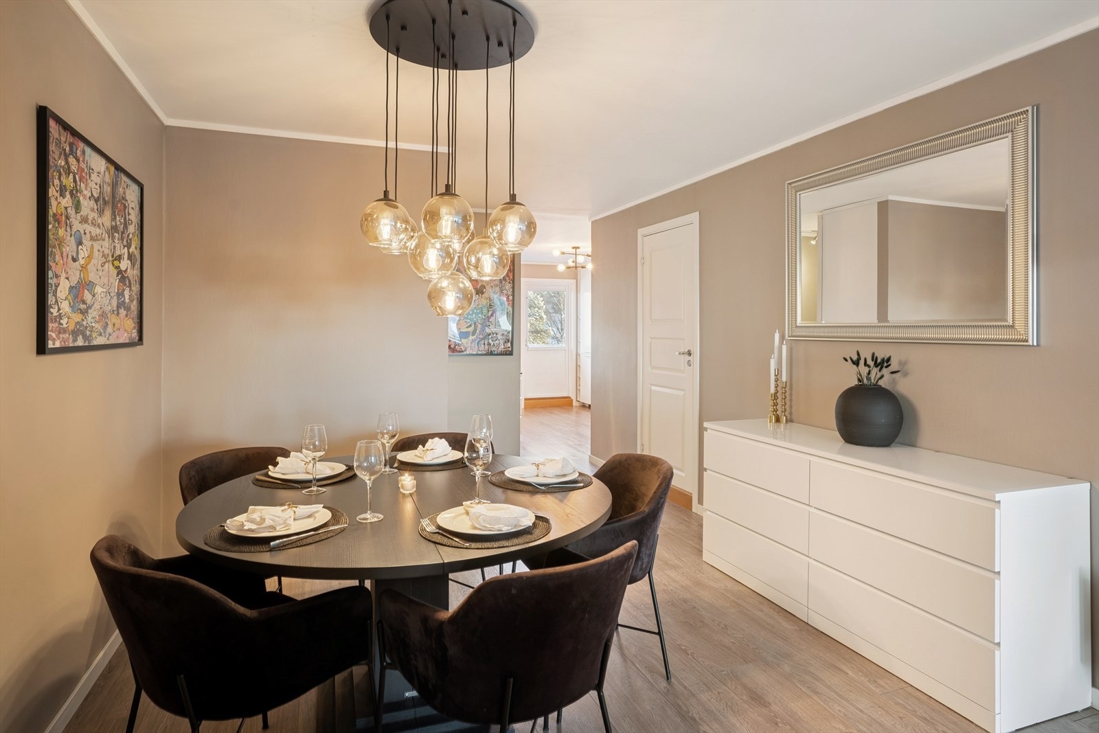 Med en sentral plassering mellom kjøkken og stue får spisestuen en naturlig og harmonisk flyt. Galleribilde