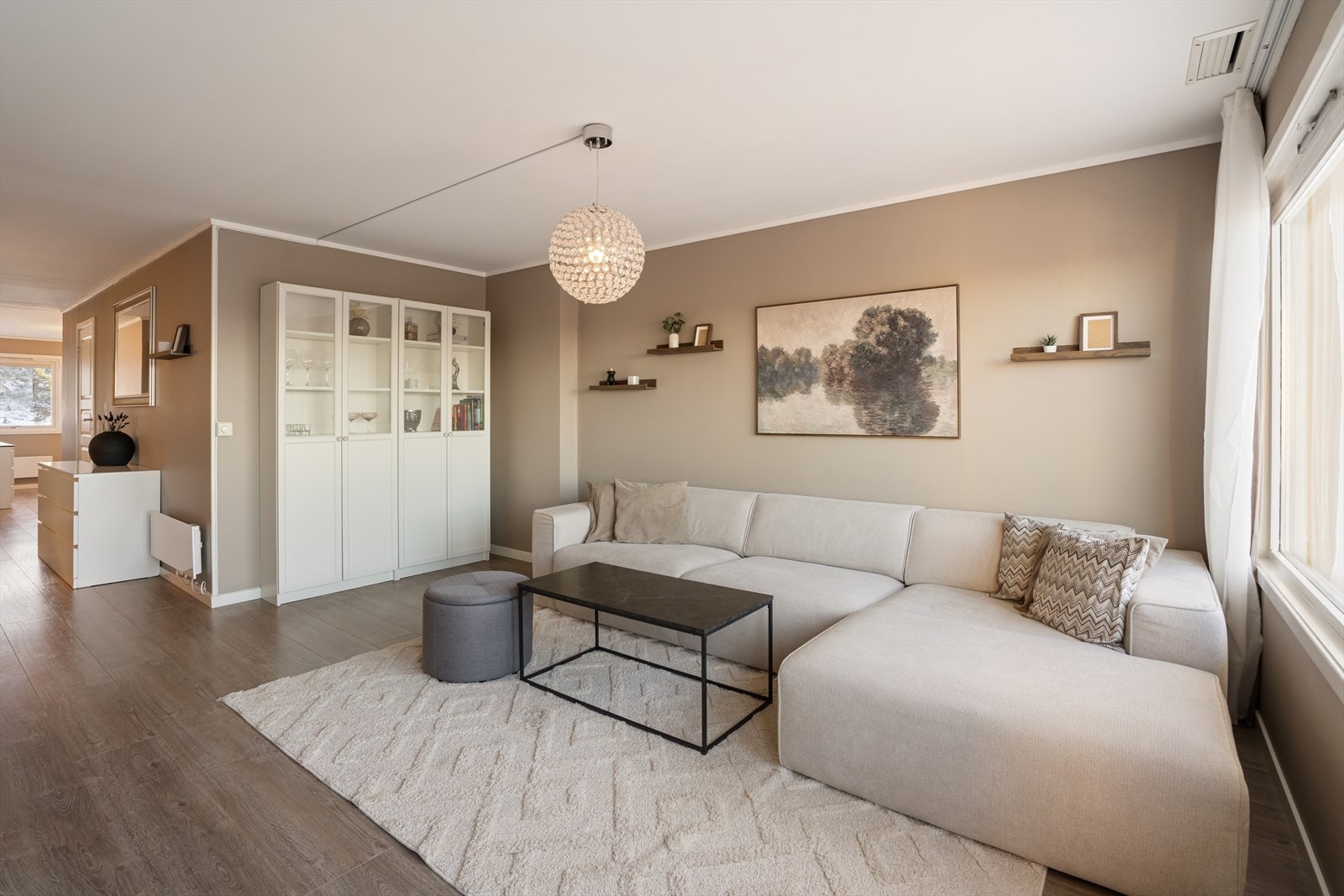 Stuen fremstår som leilighetens naturlige samlingspunkt, med god plass til både avslapning og sosialt samvær i innbydende omgivelser. Galleribilde