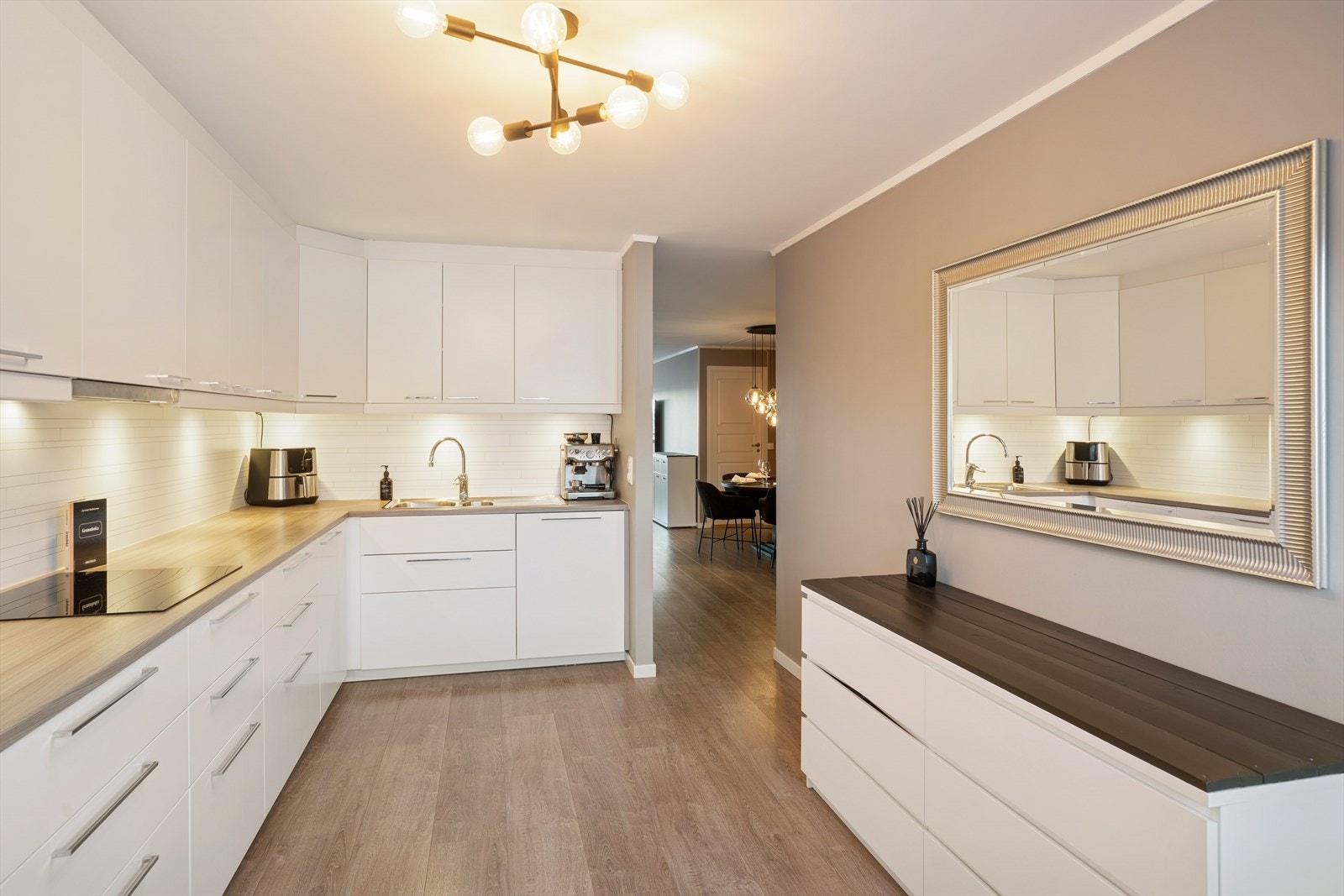 Kjøkkenet er fra 2016 og oppleves stilrent og moderne. Her får du godt med både skap- og benkplass. Galleribilde