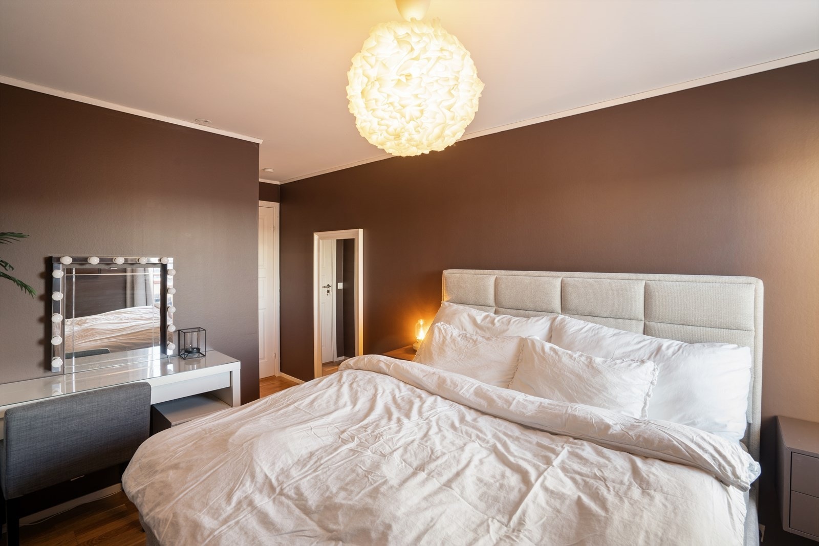 Soverommet byr på en praktisk walk-in løsning som gir ekstra oppbevaringsplass. Galleribilde