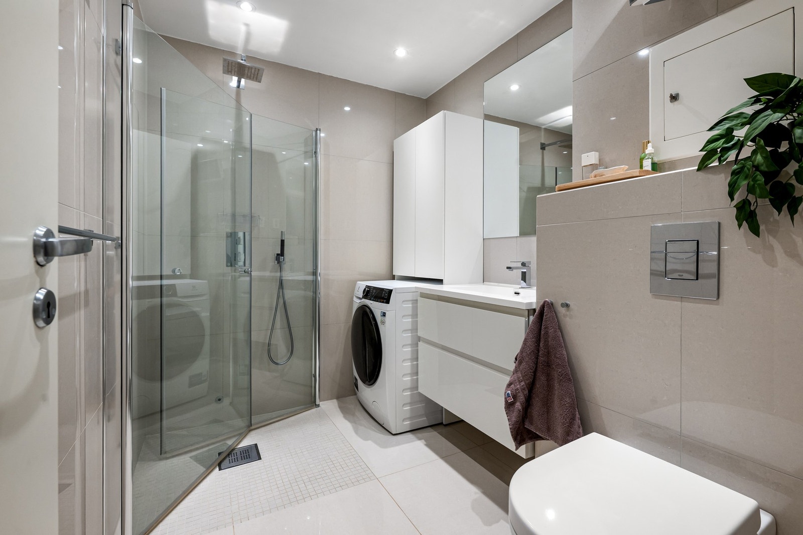 Delikat bad fra 2017 med flislagte flater og et moderne, tidløst uttrykk. Galleribilde