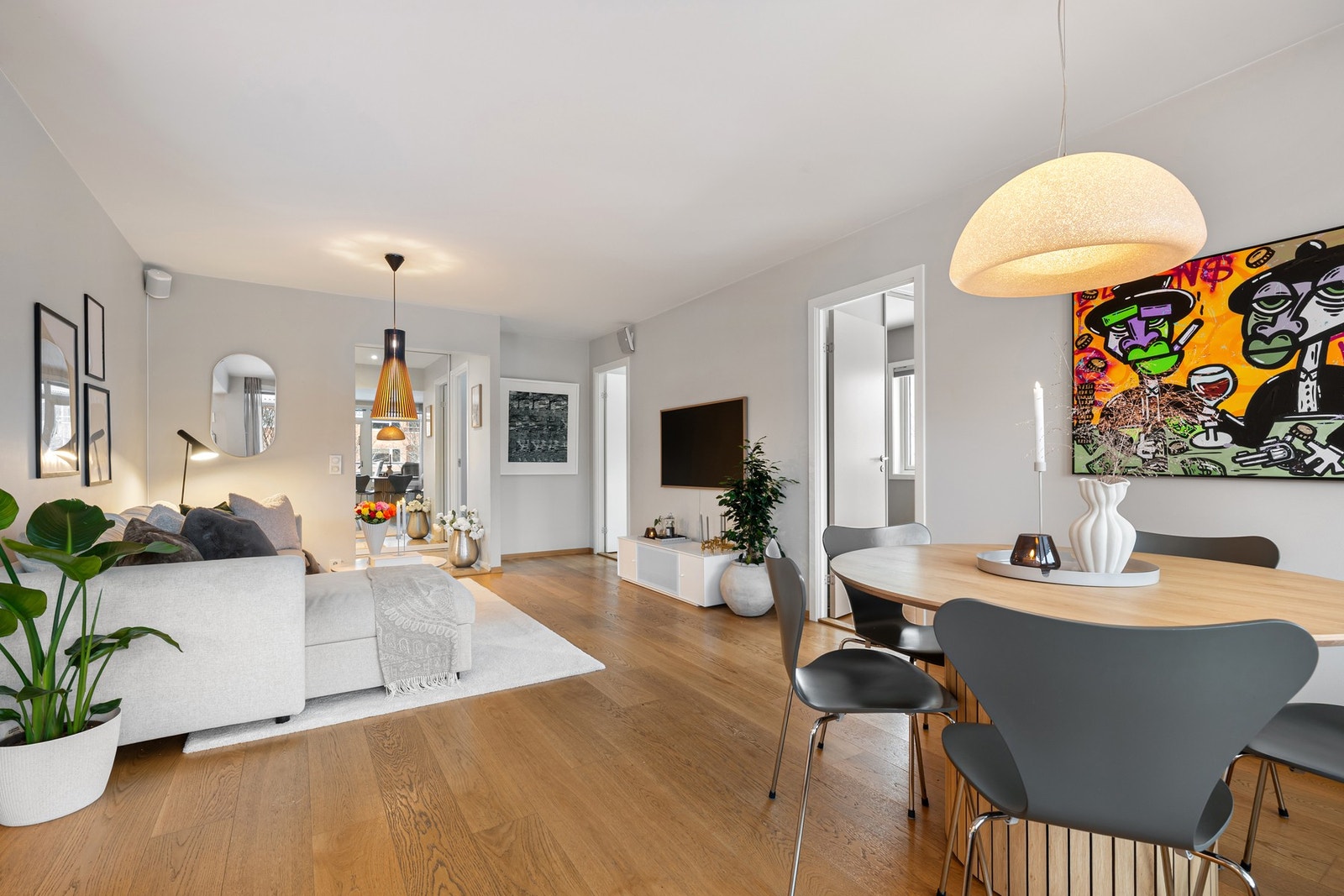 Lys og luftig stue med god romfølelse og plass til både sofagruppe og spisebord. Galleribilde