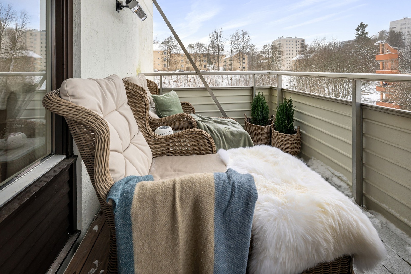 Kaffen smaker litt bedre her - i solen, med ro rundt deg og god plass til å lene deg tilbake. Galleribilde