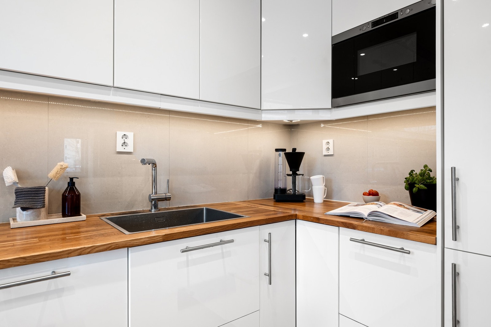 Kjøkkenet glir naturlig inn i oppholdsrommet og skaper en sosial og moderne planløsning. Galleribilde