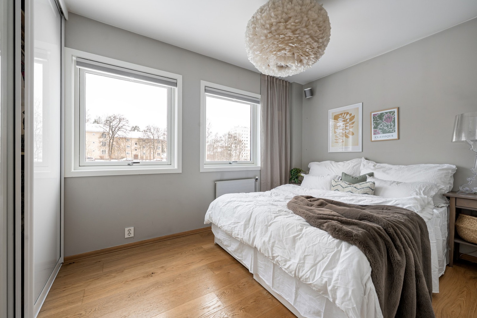 Lyst og rolig soverom med god plass til dobbeltseng og stor garderobeløsning. Galleribilde