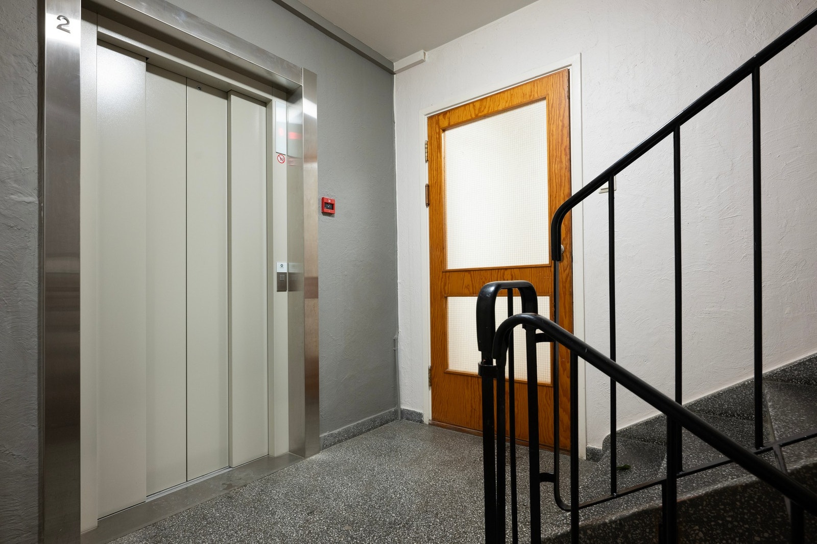 Det er heis i bygget. Leiligheten ligger i byggets 2.etasje. Galleribilde