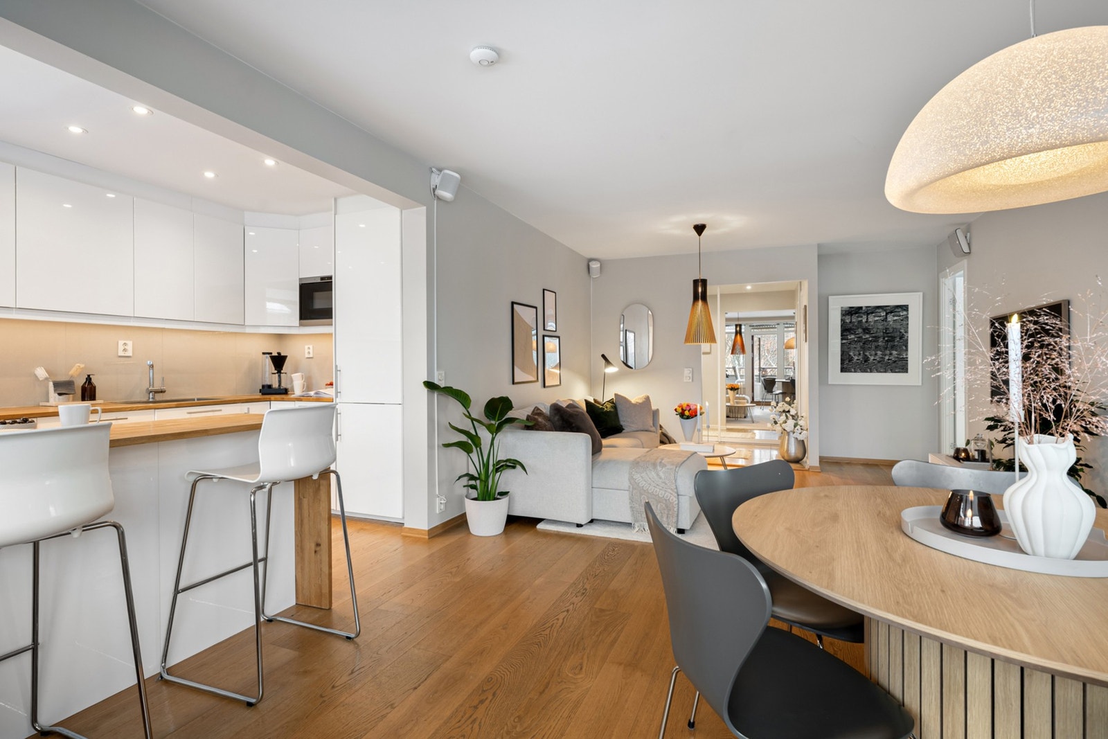 Velkommen til Stasjonsveien 57, presentert av Vegar Giæver v/ EIE eiendomsmegling Røa, Skøyen og Ullern. Foto: Arne Shcram. Galleribilde