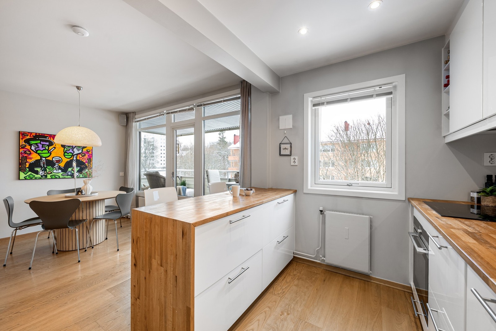 Stilrent kjøkken fra med heltre/stavlimt benkeplate og integrerte hvitevarer fra Siemens. Galleribilde