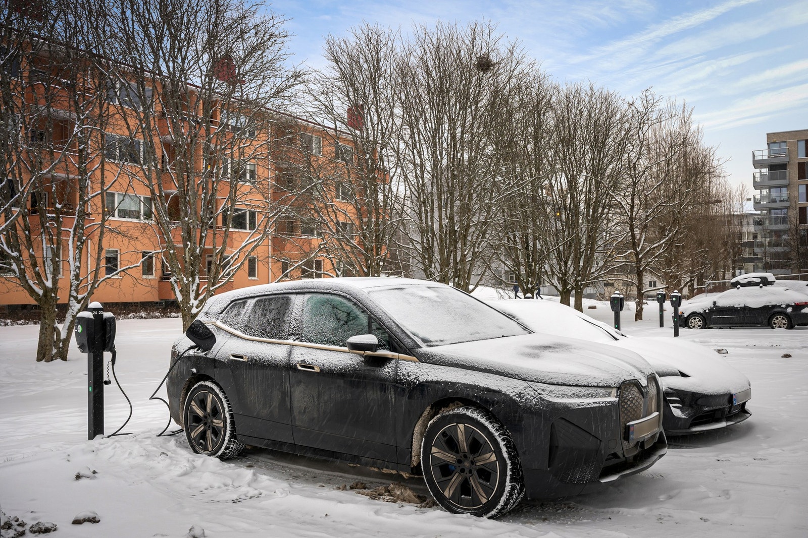 Det medfølger en parkeringsplass med elbilader. Nr.23. Galleribilde