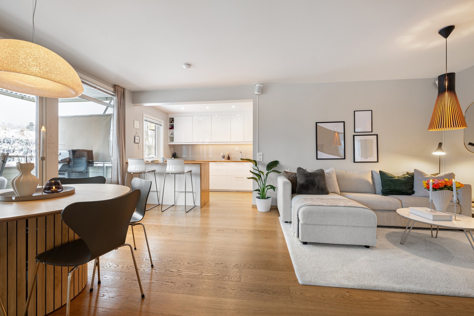 Den sosiale flyten mellom stue og kjøkken gir en moderne og praktisk hverdag - perfekt når du lager mat og samtidig vil være en del av samtalen. Galleribilde