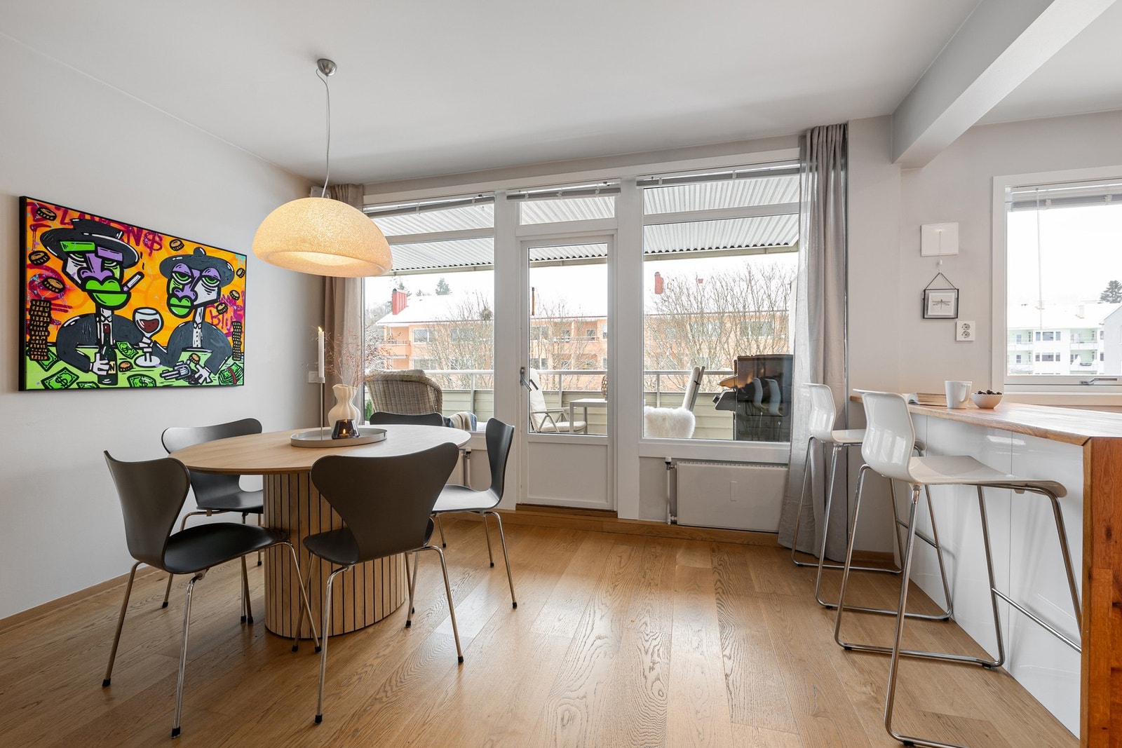 Leiligheten disponerer en bod i kjeller på 3,3 m², samt en bod på loft på 4,7 m². Galleribilde