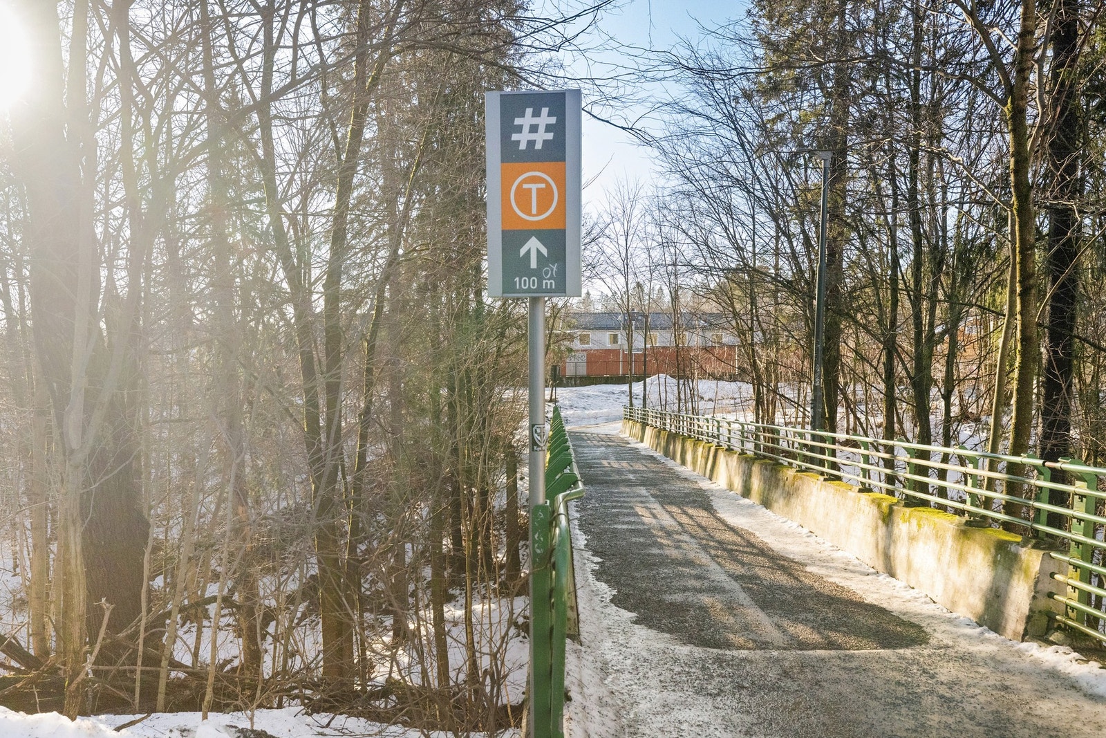 Det er kort vei til Holmen T-banestasjon. T-banen tar deg til Jernbanetorget på ca. 15 minutter. Galleribilde
