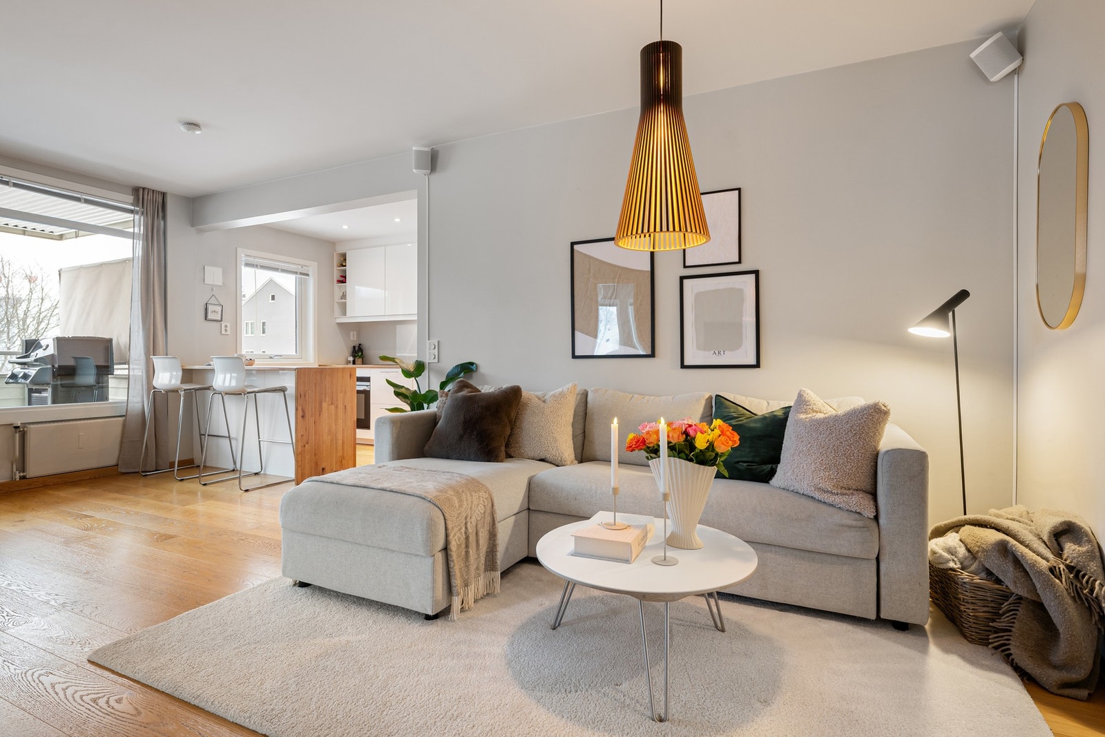 Pent parkettgulv og lyse flater gir et rent og moderne uttrykk. Galleribilde