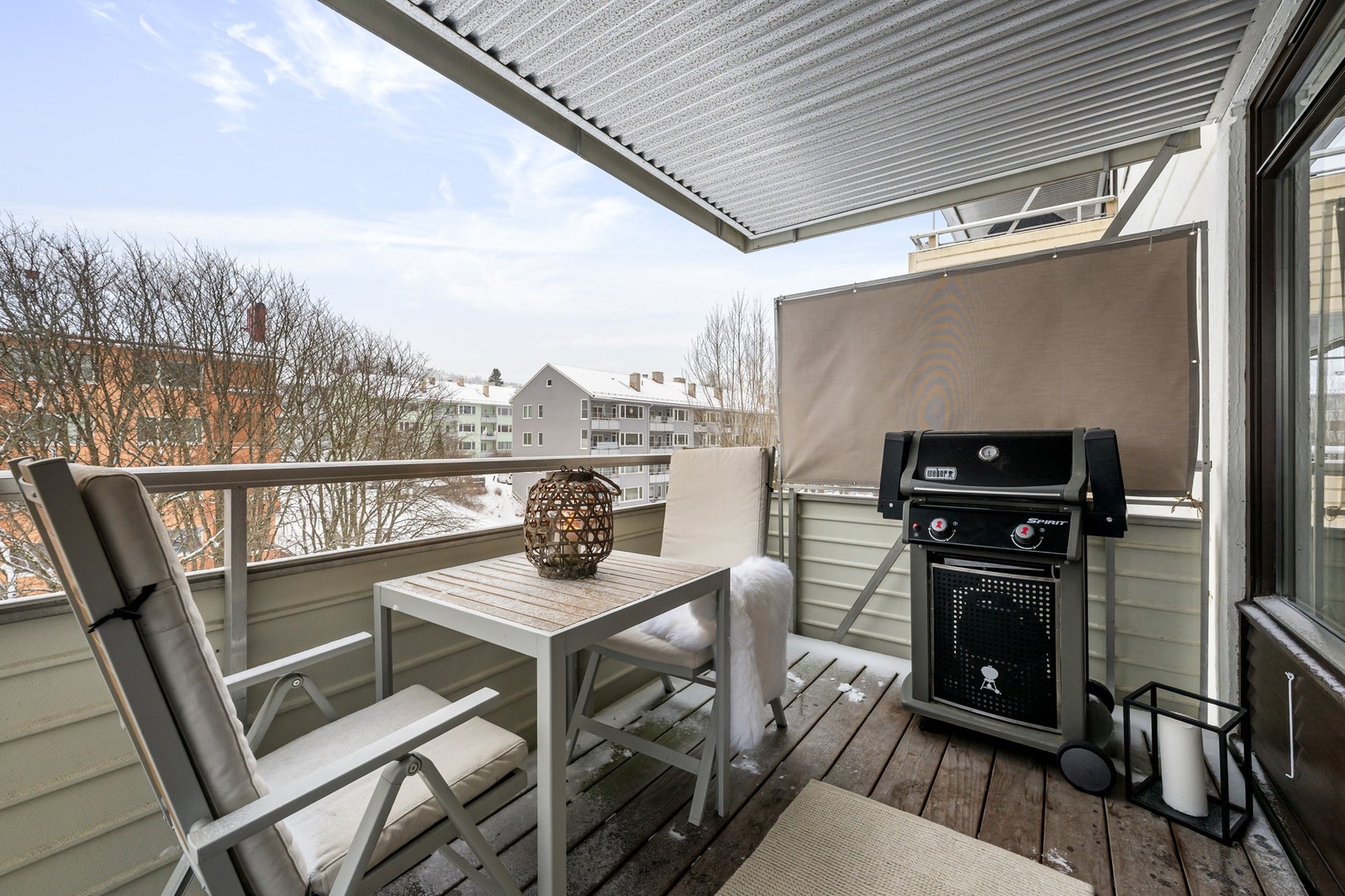 Fin balkong med nydelige solforhold og plass til både sittegruppe og grill. Galleribilde