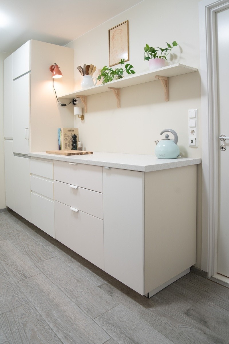 Lyst kjøkken med masse oppbevaringsplass. Integrert kjøleskap. Galleribilde