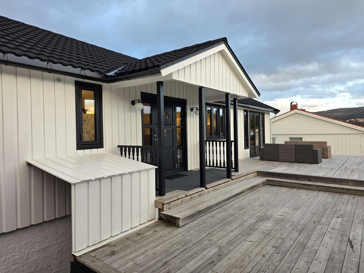 Leilighetens overbygde inngangsparti til venstre for hovedinngangen. Galleribilde