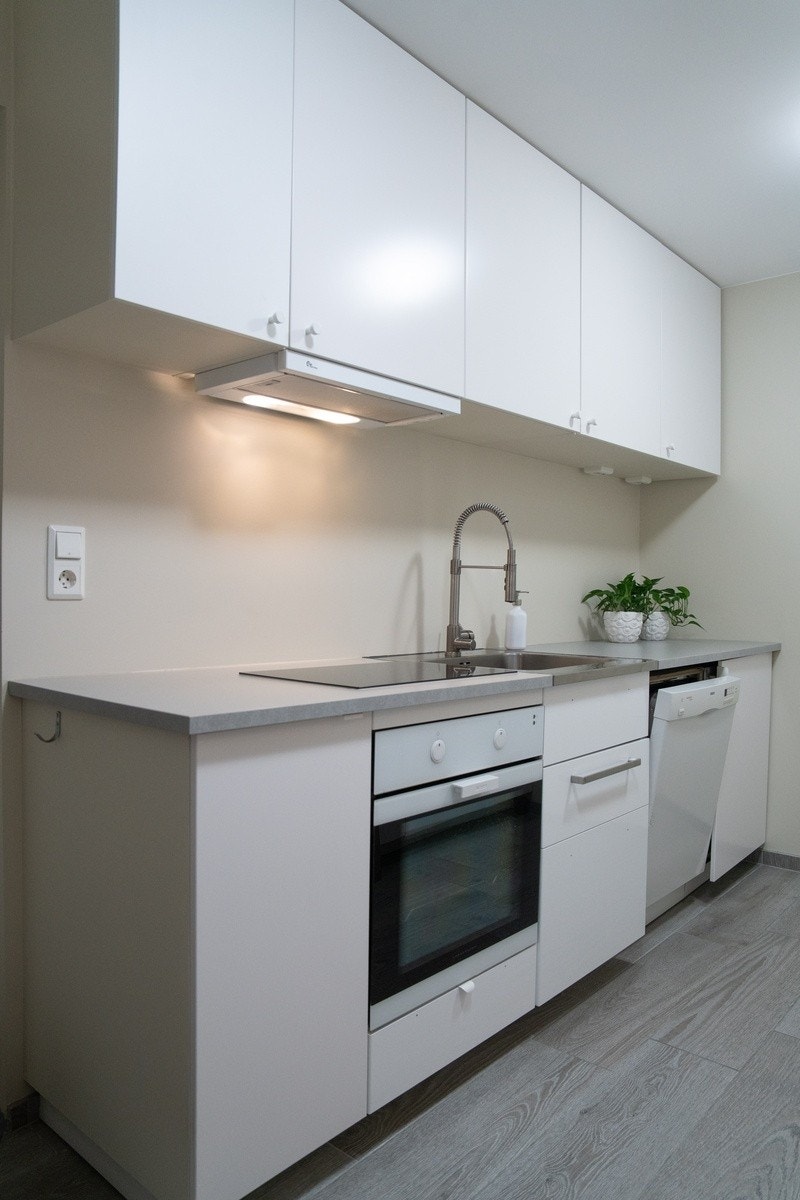 Koketopp, vaskemaskin og fryseskap. Galleribilde