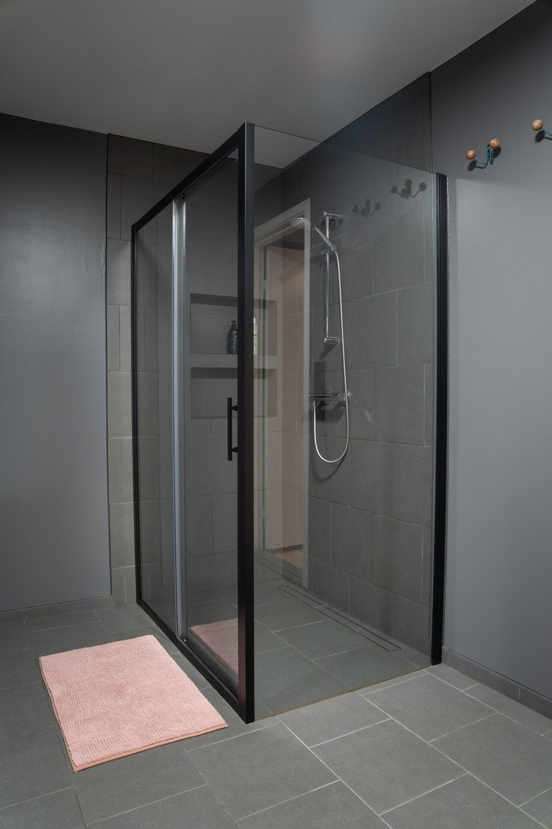 Stor dusj med nisjer for oppbevaring. Galleribilde