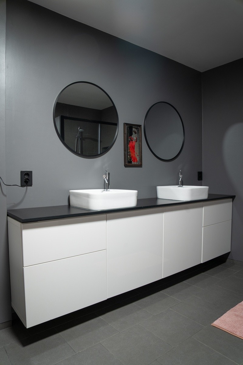 Dobbel vask med speil. Dette vil bli oppgradert før utleie. Galleribilde