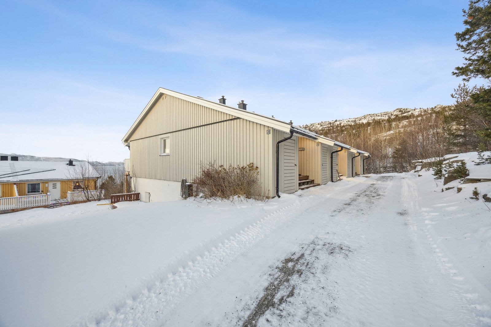 En lys og trivelig 2-roms andelsleilighet med terrasse, parkering og flott utsikt Galleribilde
