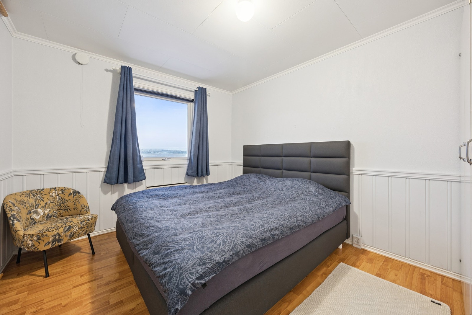 Soverom med god plass til dobbeltseng og garderobeløsning Galleribilde