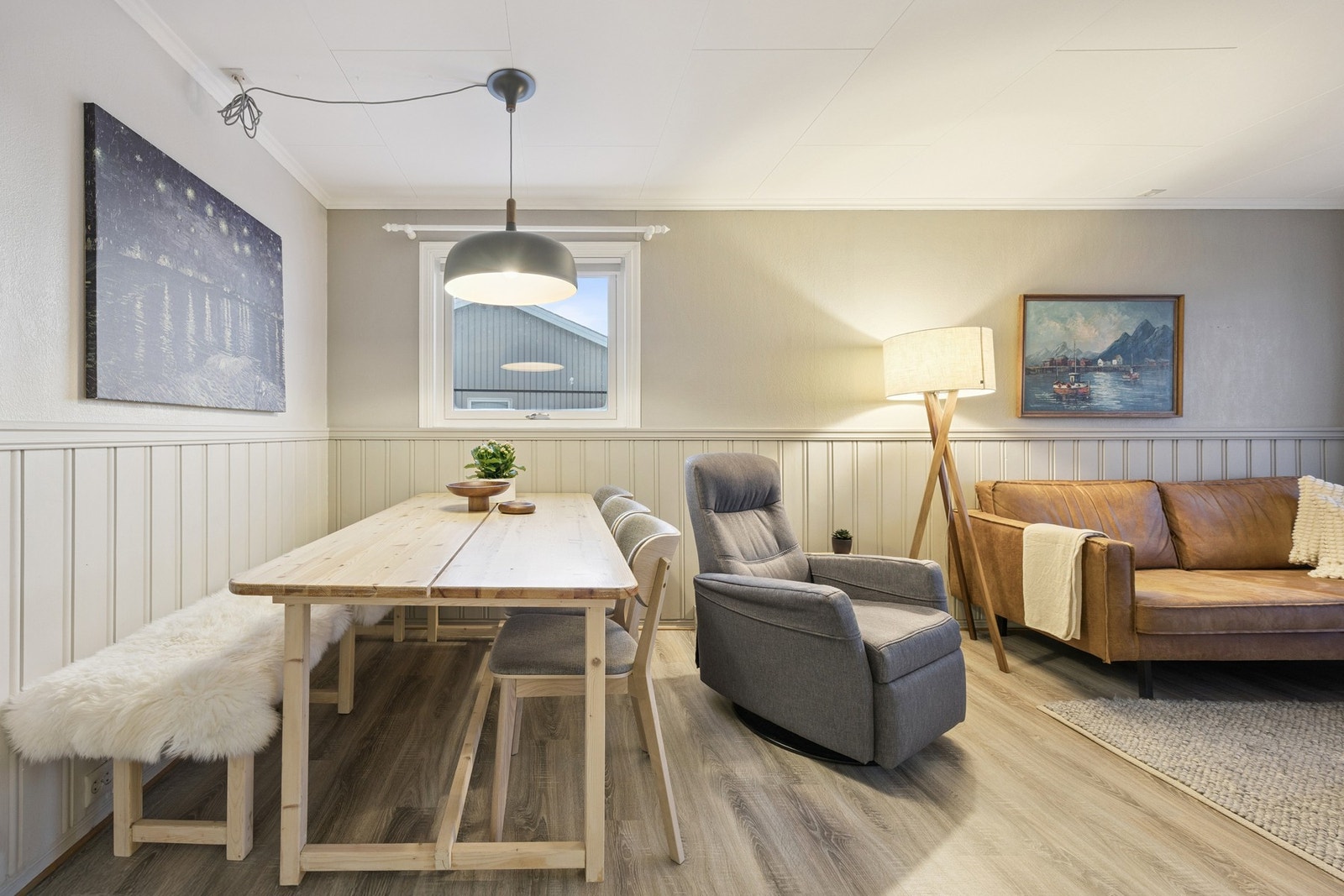 Koselig stue med vedovn og direkte utgang til terrasse Galleribilde