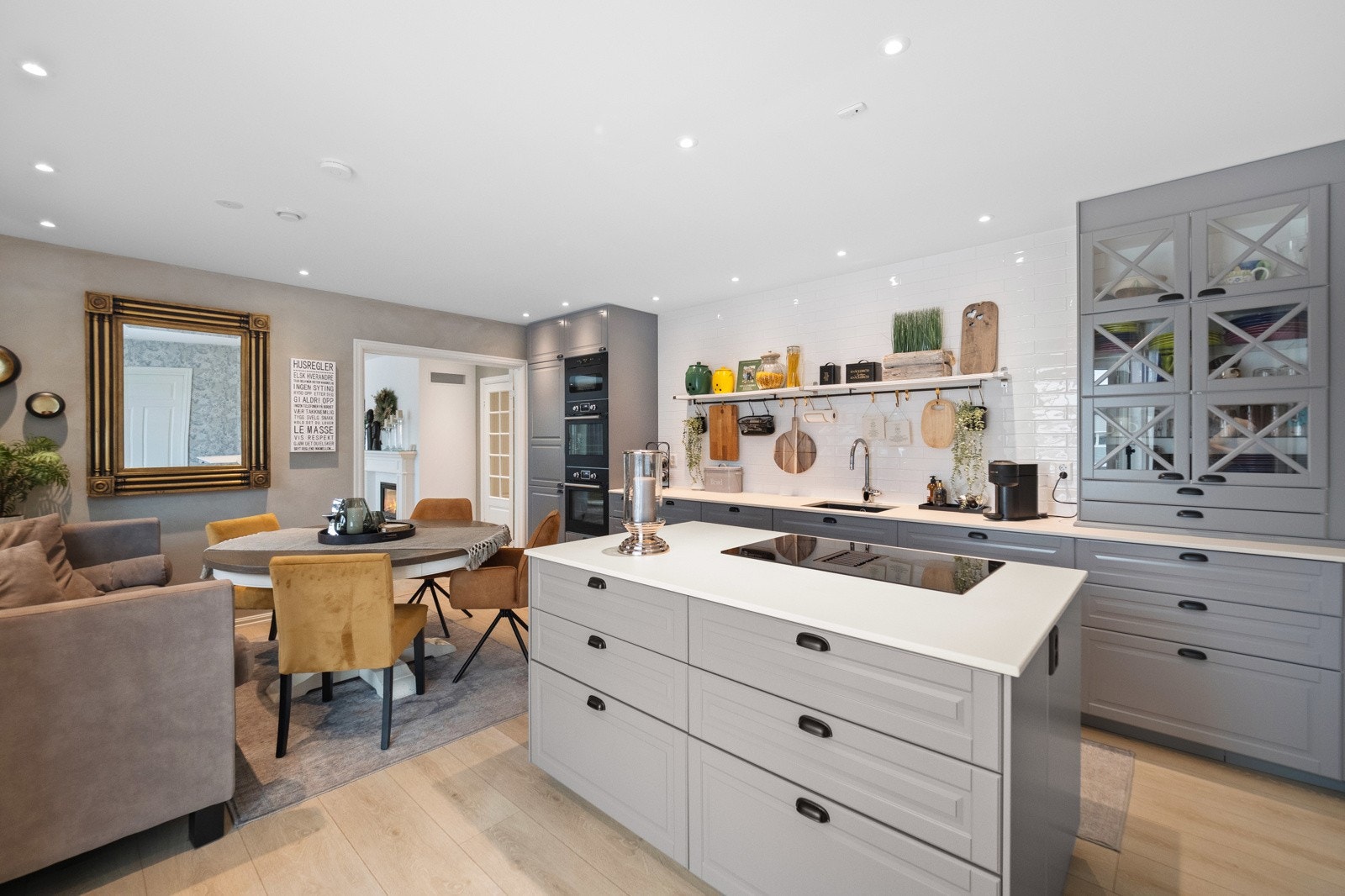 Kjøkkenøya har dype kolonialskuffer på to sider og en nedfelt induksjonstopp med integrert ventilator. Galleribilde