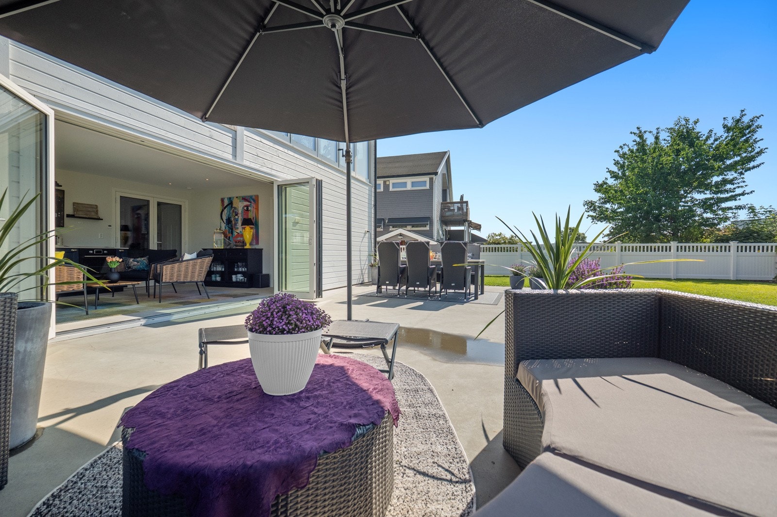 Hagestuen er lys og luftig, med utgang til markterrassen og hagen. Galleribilde