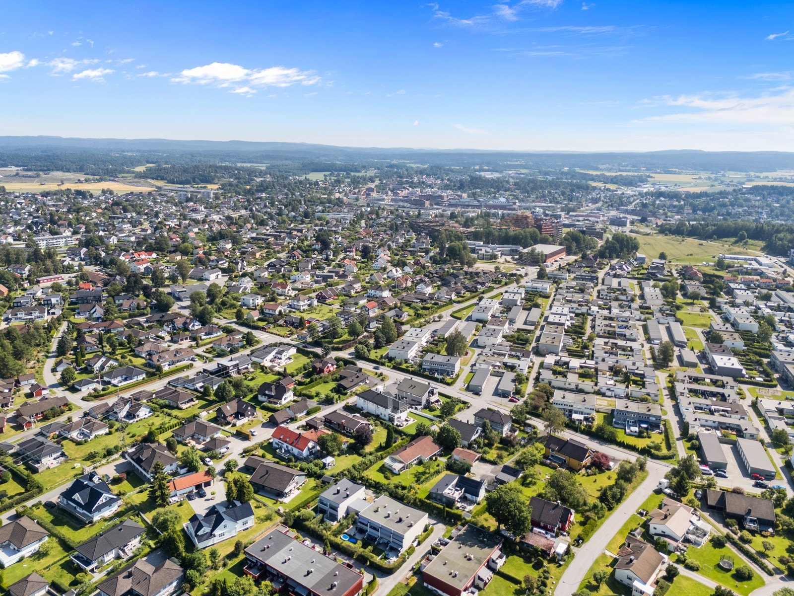 Finstadskogen ligger like ved, med stier på kryss og tvers og helårs turmuligheter. Velkommen til visning Galleribilde