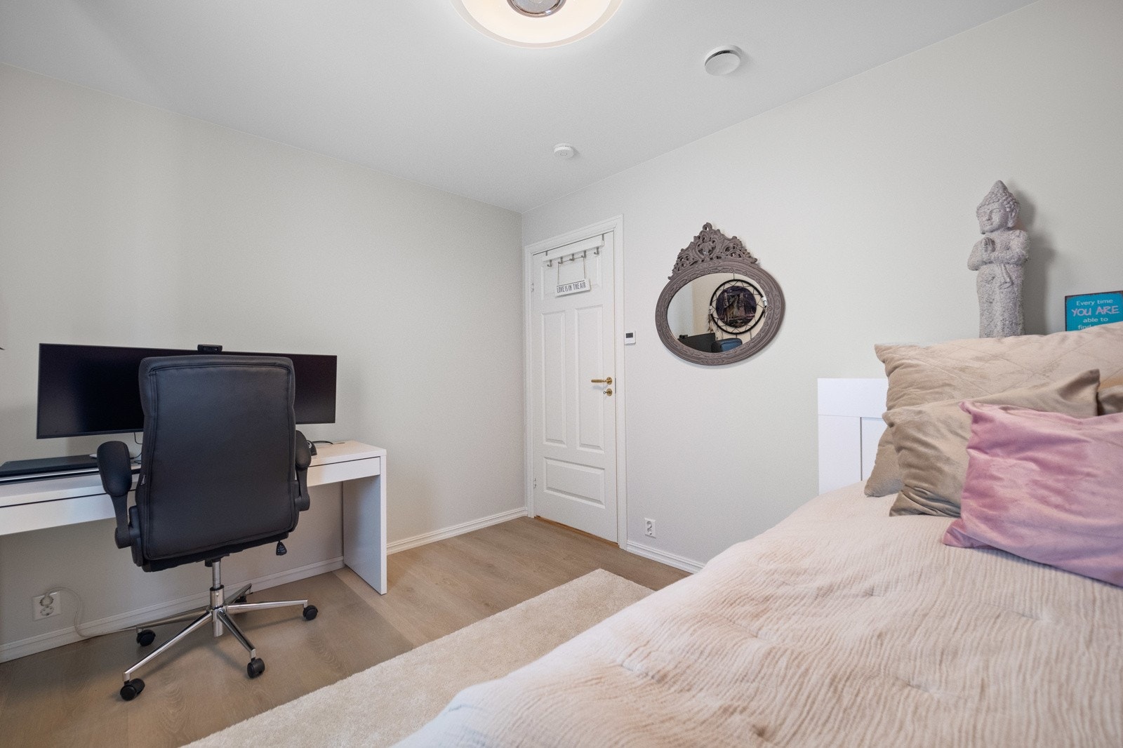 Soverommene i første etasje har god plass til både seng, skrivepult og garderobe. Galleribilde