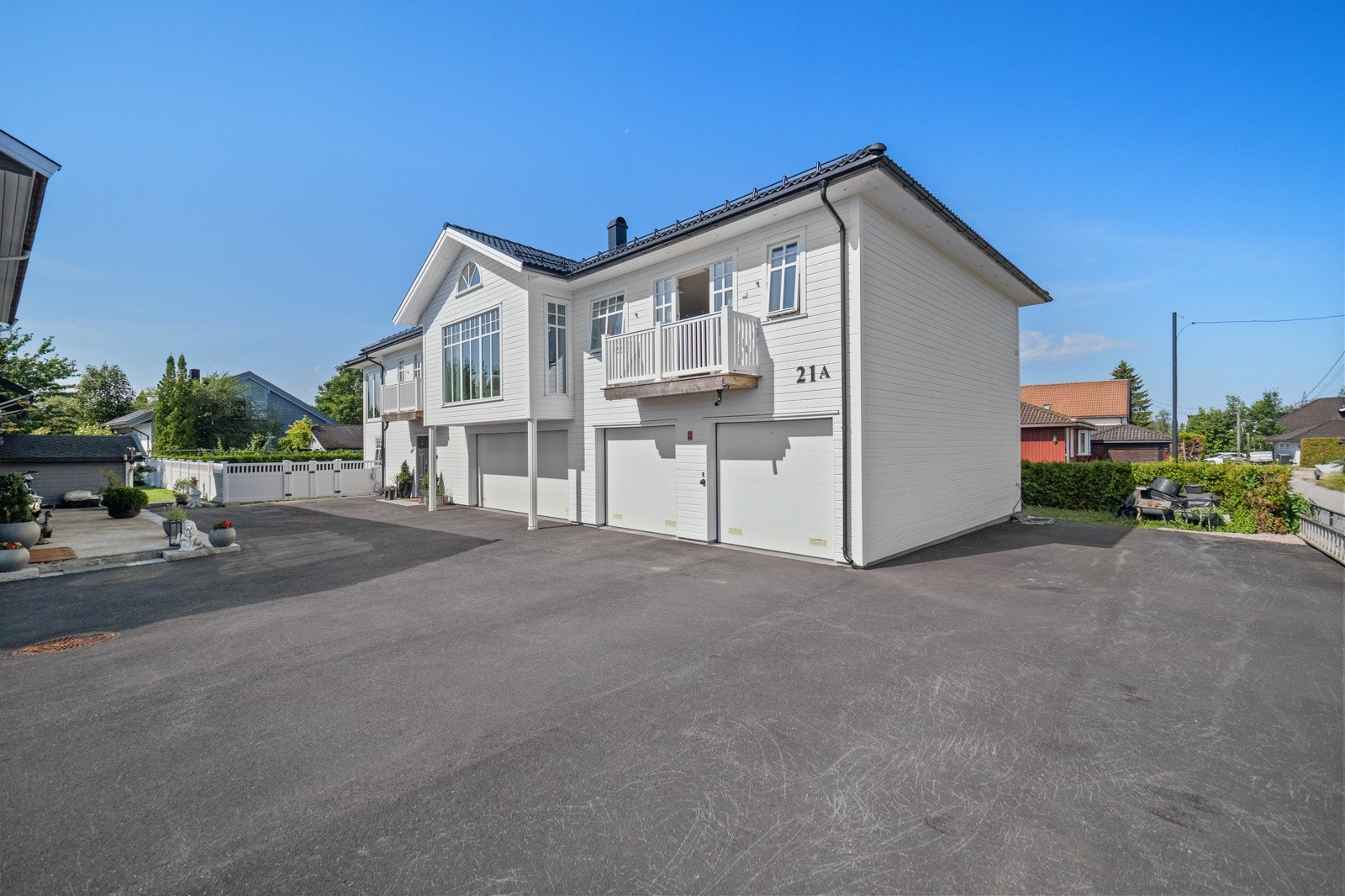 Boligen har integrert dobbelgarasje med elbillader. De to garasjene lengst mot nord tilhører seksjon 1 og 2 i sameiet. Galleribilde