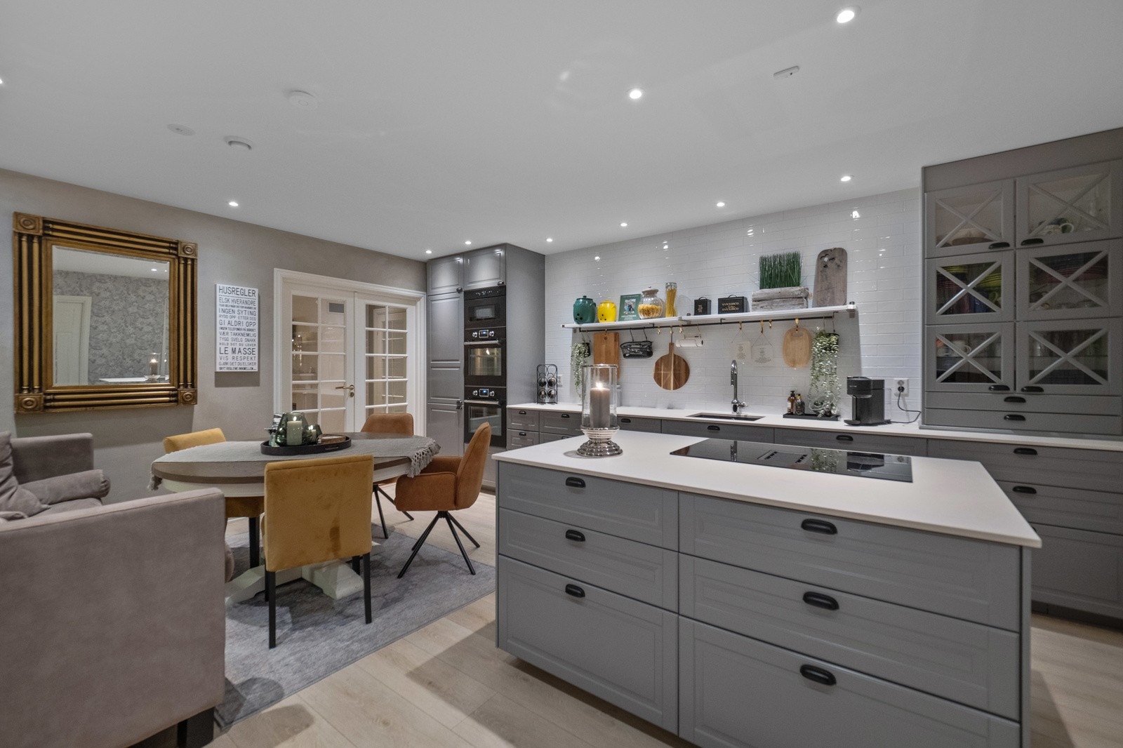 Kjøkkenet har adkomst fra stuen og er utstyrt med en flott innredning i klassisk stil med øy og plass til spisebord. Galleribilde