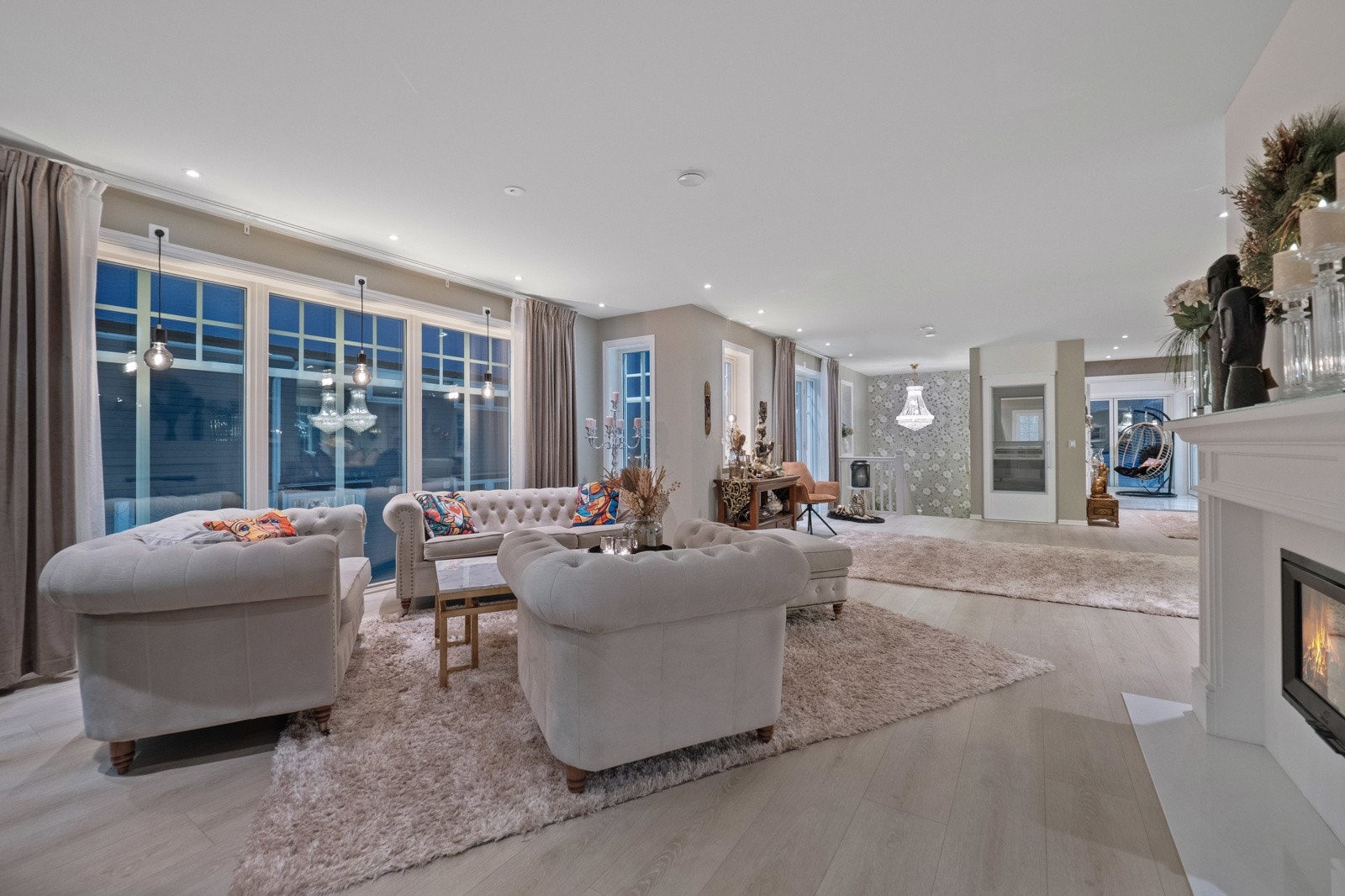 Den flotte stuen i andre etasje har flere møbleringsvennlige soner og bades i dagslys fra pene sprossevinduer. Galleribilde