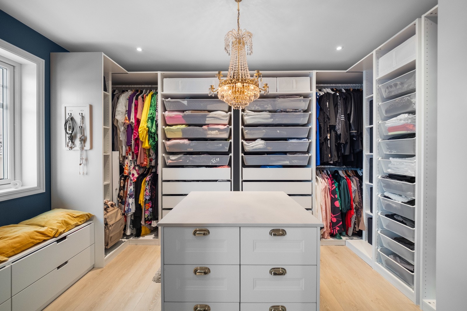 Innredning langs tre sider av rommet, pluss en øy med skuffer i midten, gir rikelig med skapplass. Galleribilde