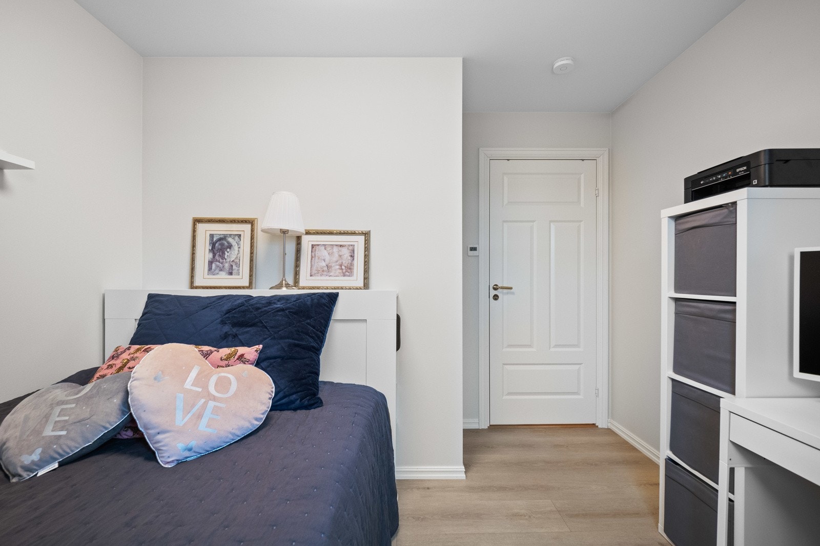 Soverommene nede er lysmalte og alle har enstavs laminatgulv og listefrie himlinger. Galleribilde